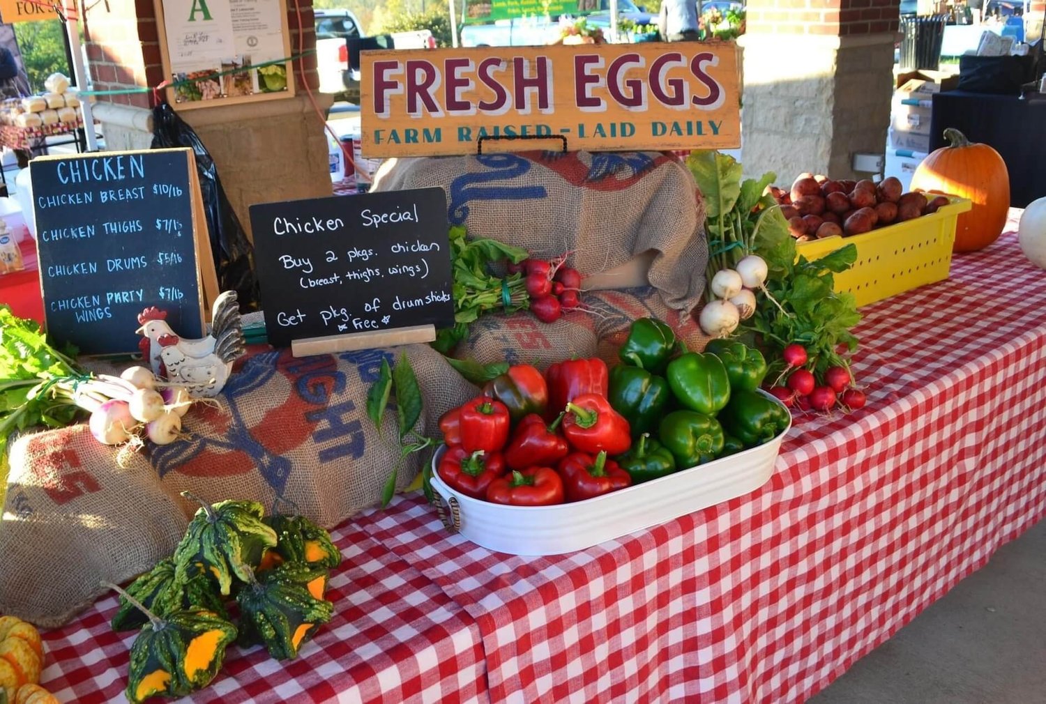 The D&R Farm market table with fresh eggs, peppers and tomatoes